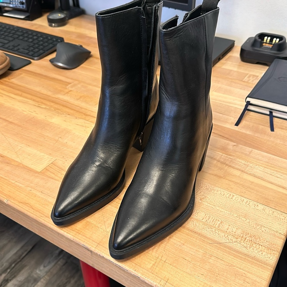 Brand new tony bianco boots